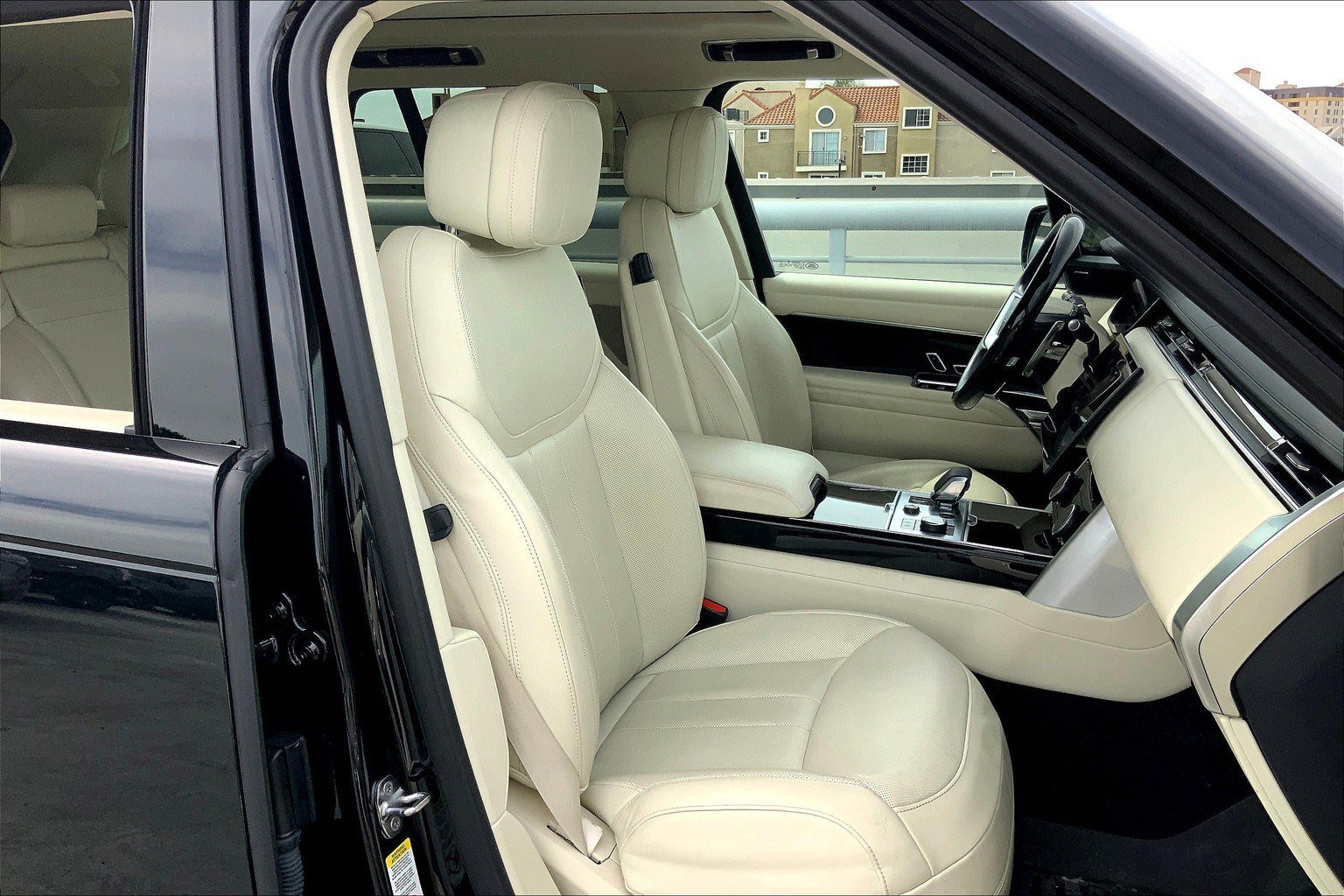 2023 Land Rover Range Rover SE photo 3