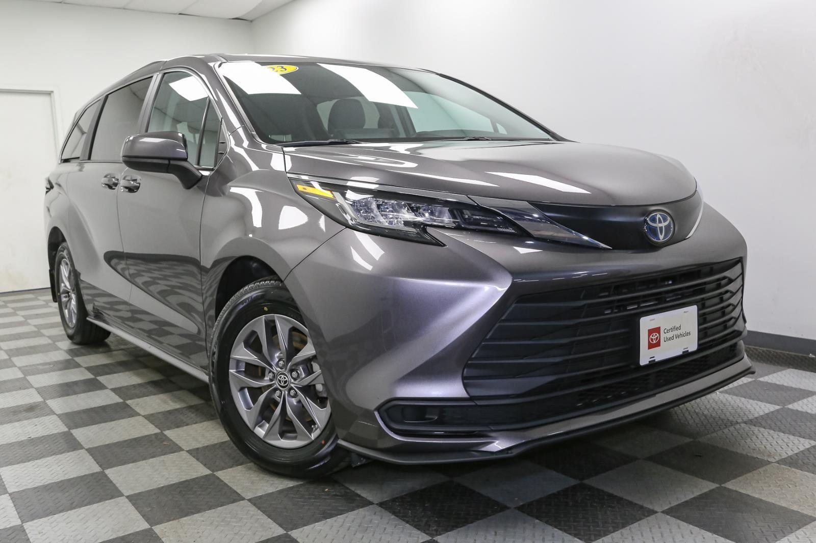 2023 Toyota Sienna LE photo 2
