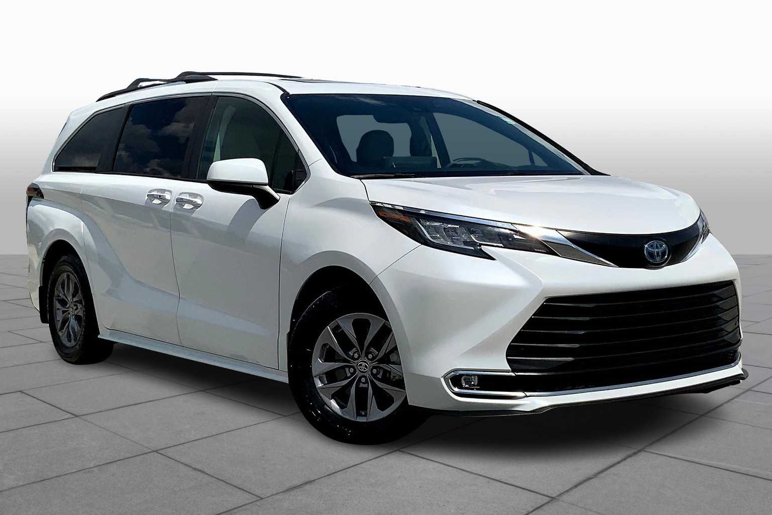2023 Toyota Sienna XLE photo 2