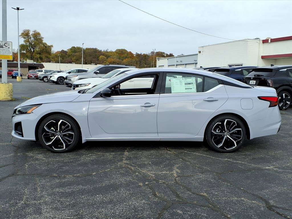 2025 Nissan Altima SR photo 3