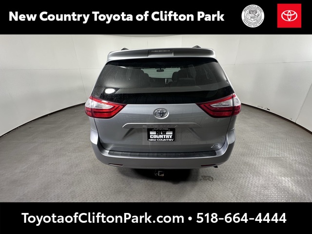 2017 Toyota Sienna LE photo 4