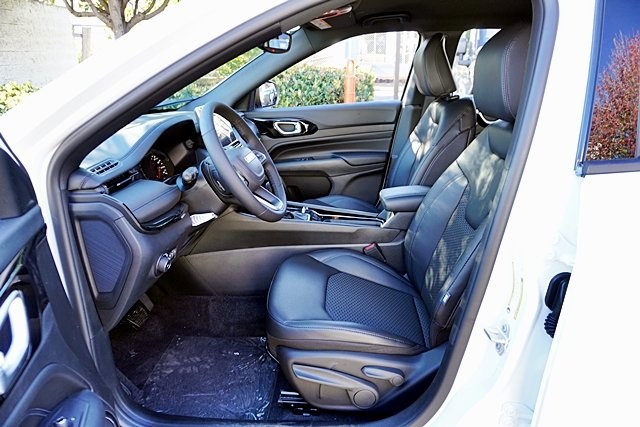 New 2026 Bright White Clear-Coat Exterior Paint Jeep Latitude image 17