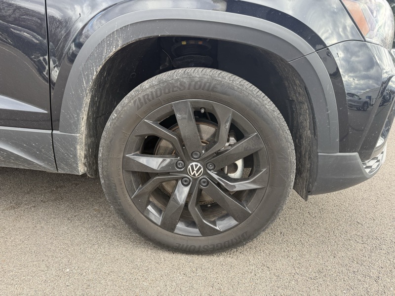 2023 Volkswagen Taos SE photo 3