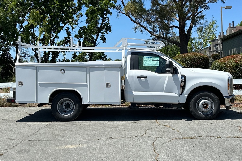 2025 Ford F-350 photo 3