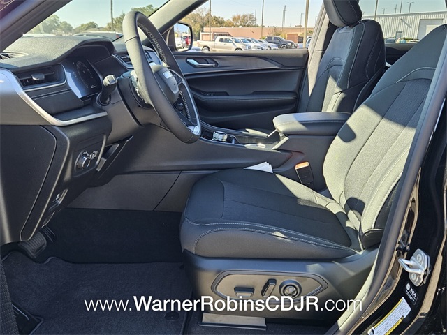 2025 Jeep Grand Cherokee Laredo Altitude photo 3