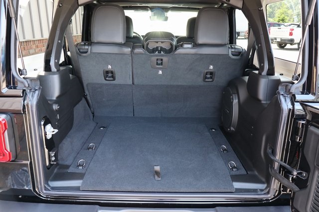 2025 Jeep Wrangler Sahara photo 37