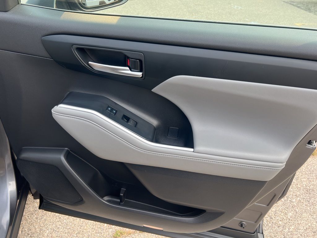 2022 Toyota Highlander XLE photo 23