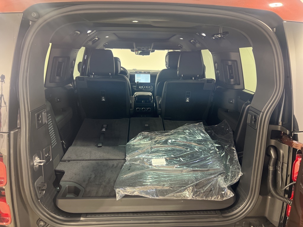 2025 Land Rover Defender 130 X-Dynamic SE photo 28