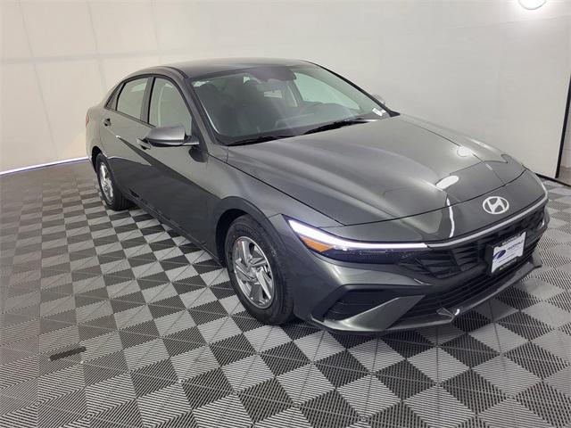 2025 Hyundai Elantra SE photo 3