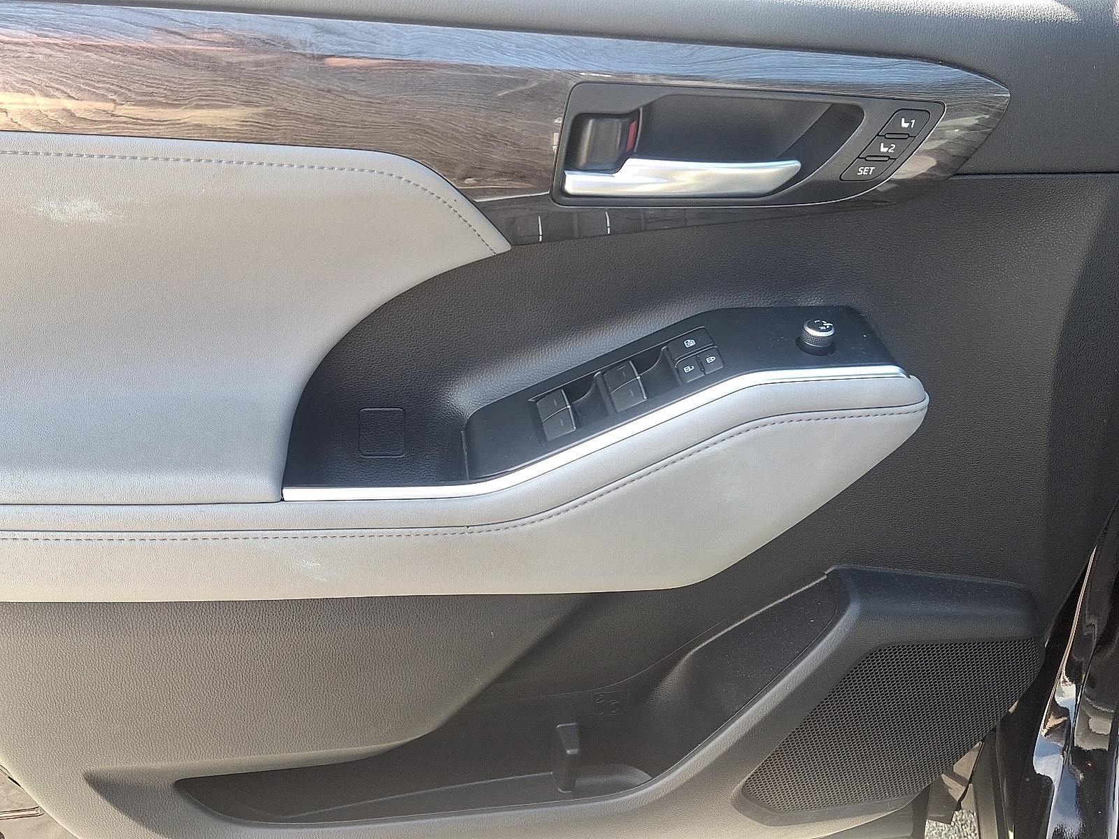 2021 Toyota Highlander Hybrid Platinum photo 12