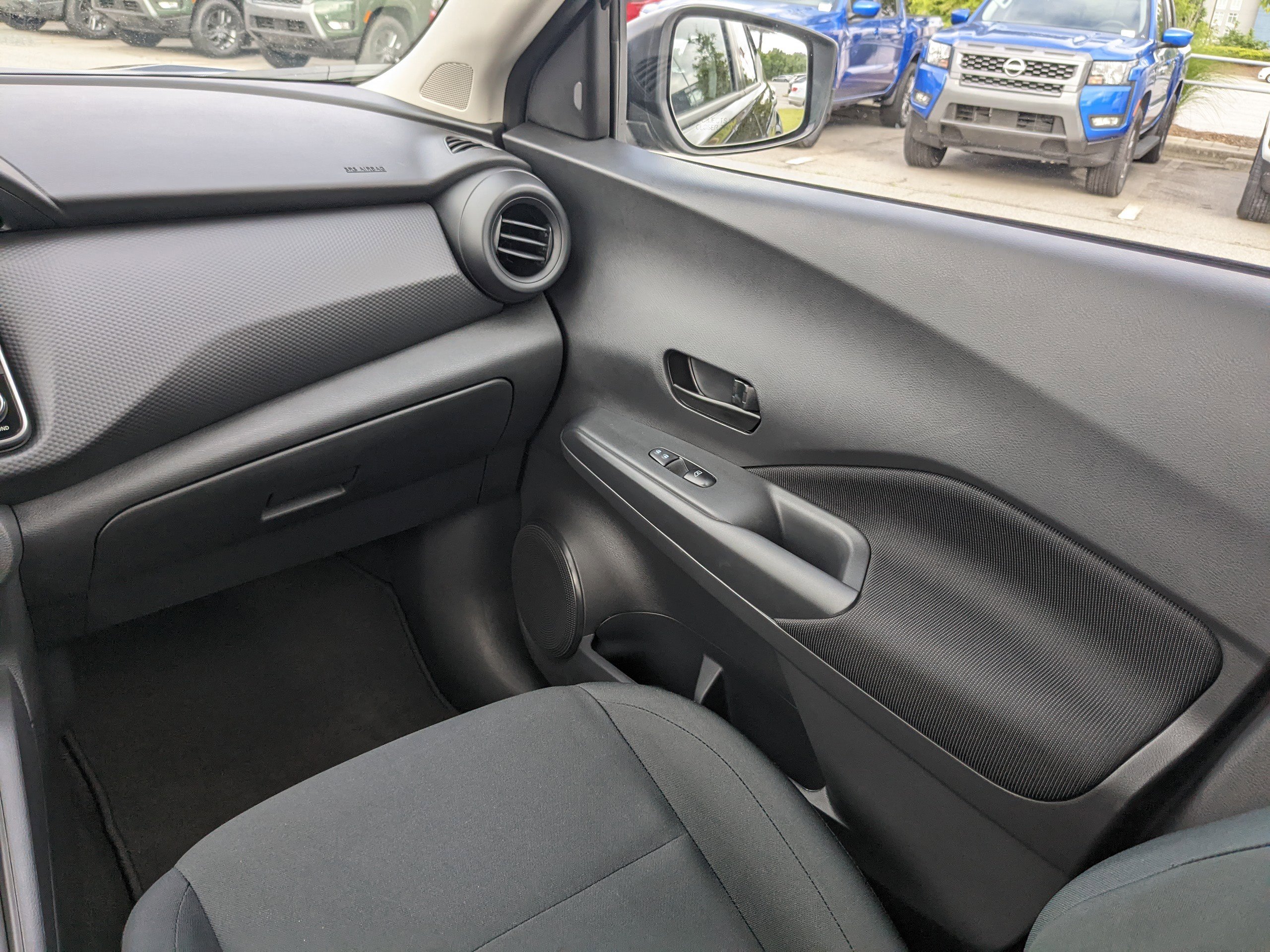 2025 Nissan Kicks Play S photo 6