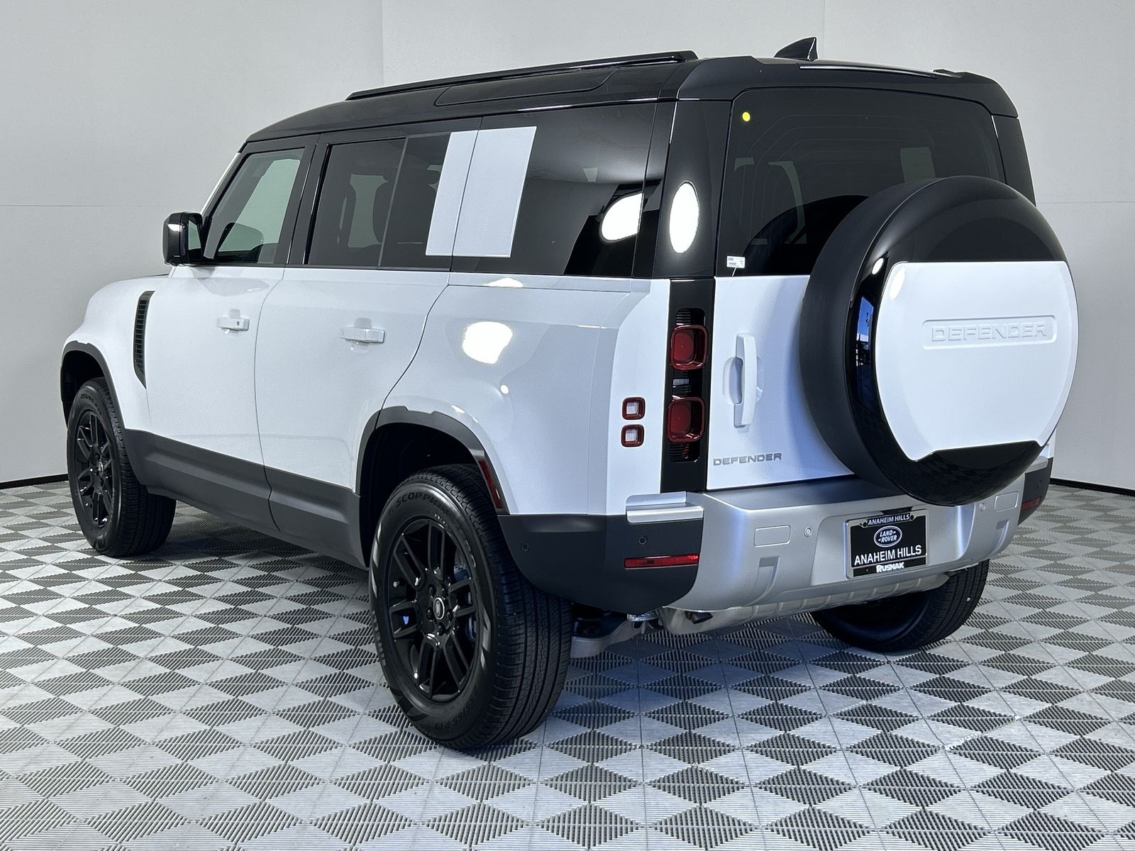 2025 Land Rover Defender 110 S photo 3