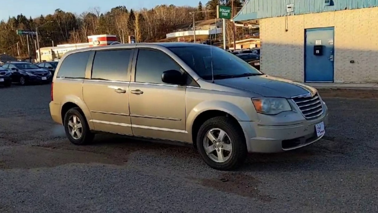 2009 Chrysler Town & Country LX photo 4