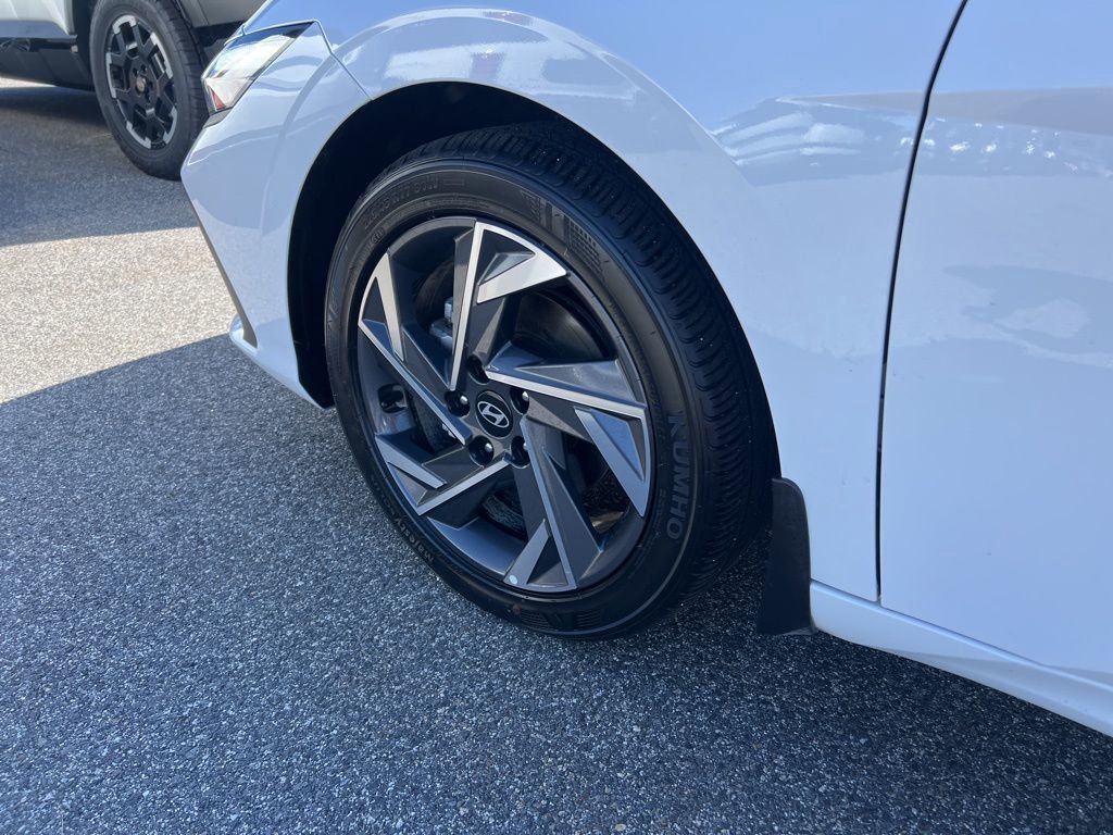 2025 Hyundai Elantra SEL Sport photo 19