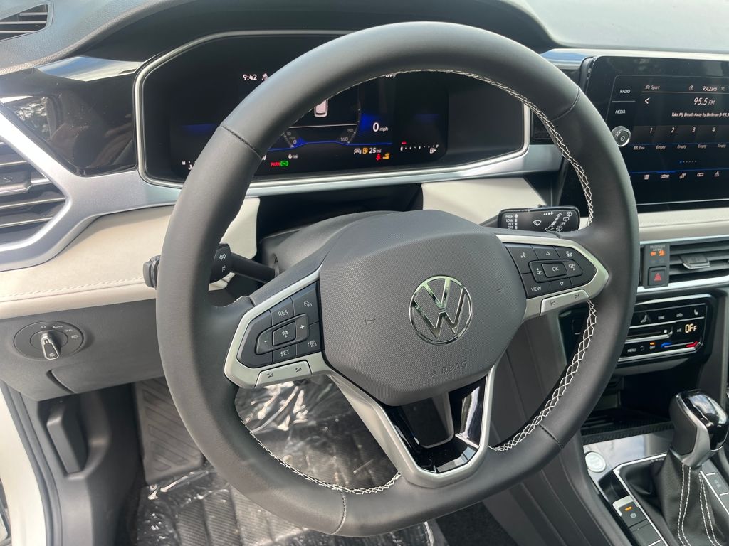 2025 Volkswagen Taos SE photo 10