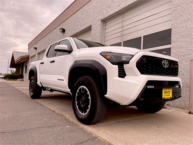 2024 Toyota Tacoma TRD Off-Road photo 2