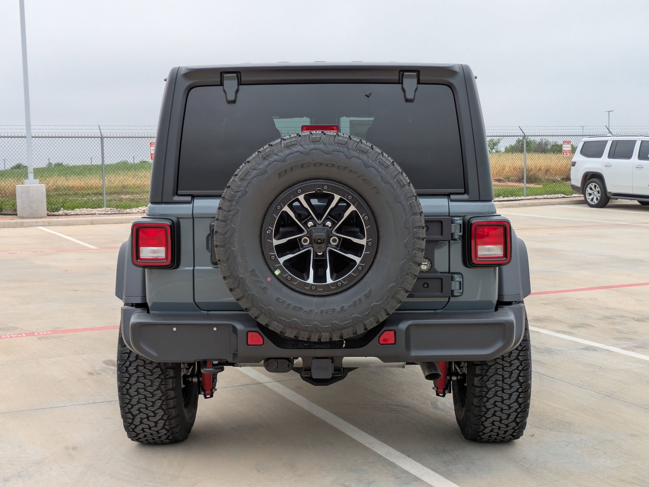 2025 Jeep Wrangler Willys photo 4