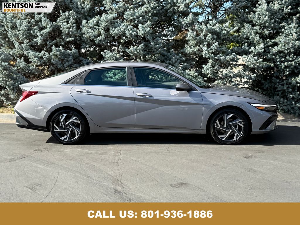 2025 Hyundai Elantra SEL Convenience photo 6