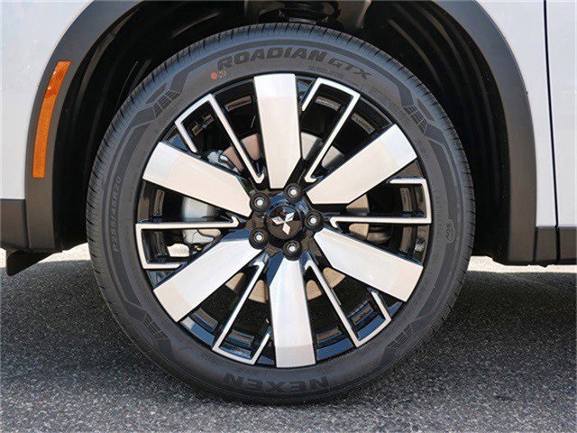 2025 Mitsubishi Outlander SE photo 3