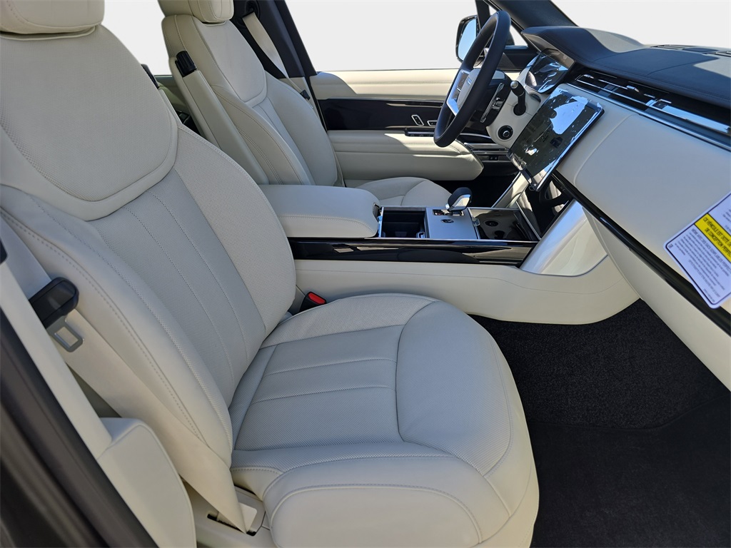 2025 Land Rover Range Rover SE photo 9