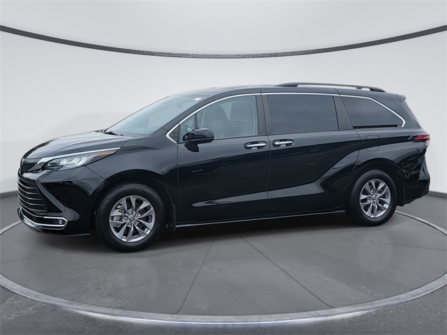 2022 Toyota Sienna XLE photo 3