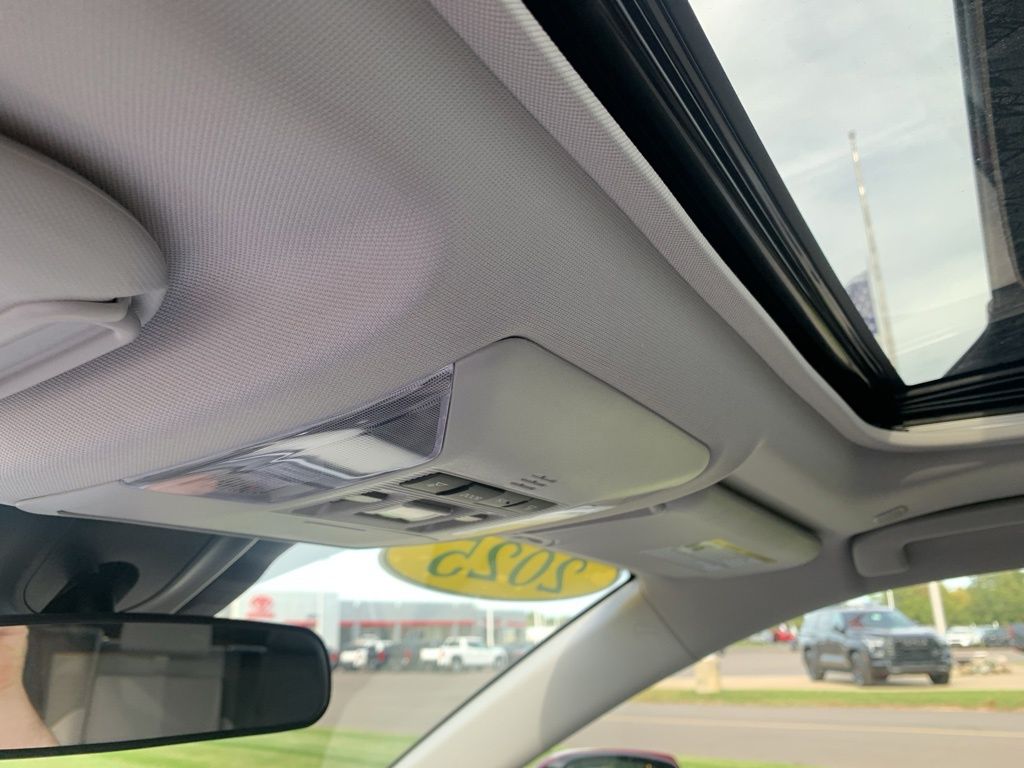 2025 Toyota RAV4 XLE photo 17