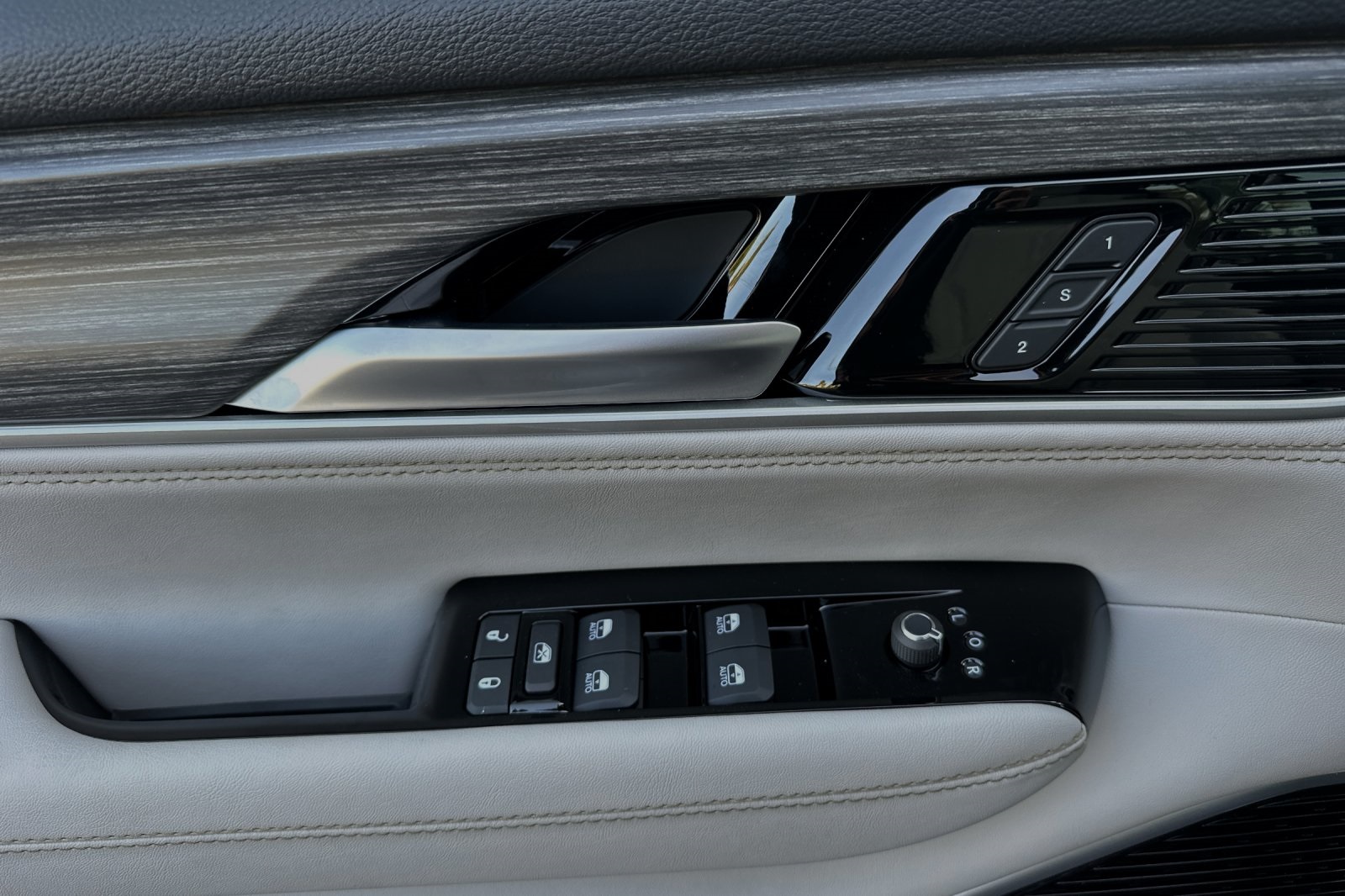 2024 Jeep Wagoneer L Series III photo 10