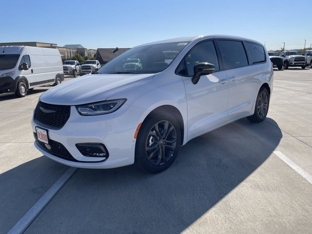 2026 Chrysler Pacifica Select's photo