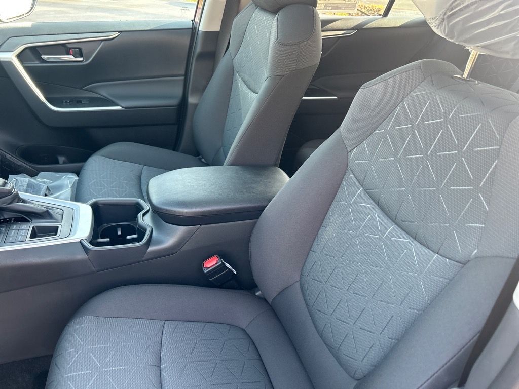 2025 Toyota RAV4 XLE photo 4