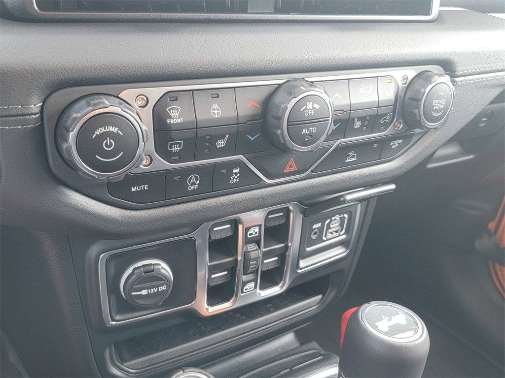 2025 Jeep Wrangler Sahara photo 17