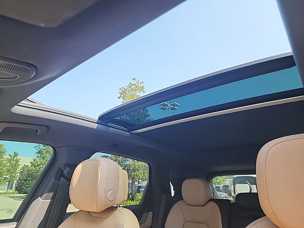 2024 Porsche Cayenne Base photo 2