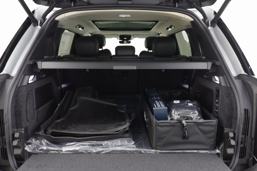 2025 Land Rover Range Rover SE photo 16