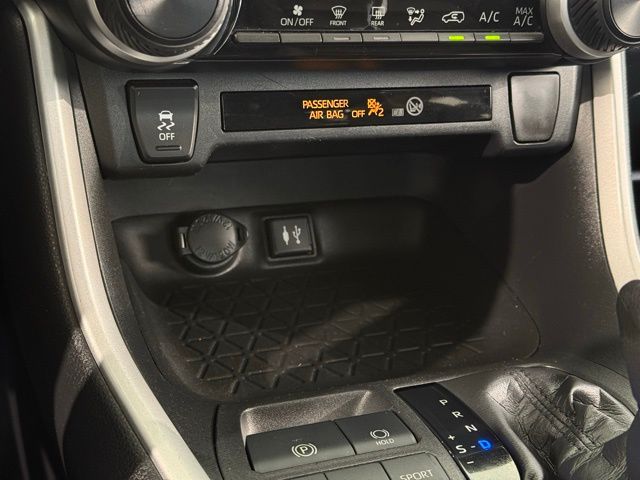 2019 Toyota RAV4 LE photo 14