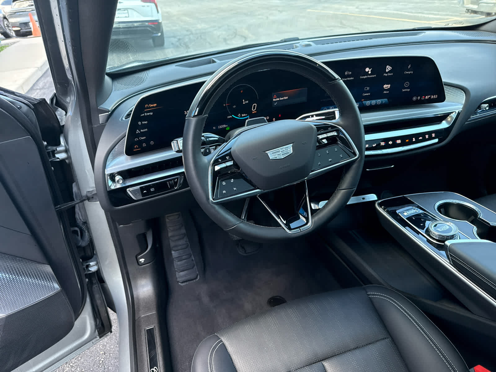 2025 Cadillac Lyriq Luxury photo 6