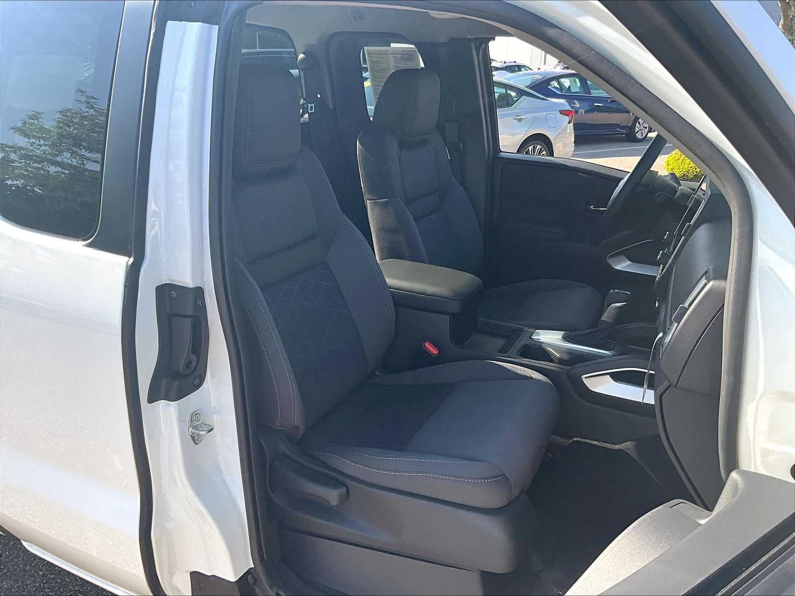 2025 Nissan Frontier SV photo 11