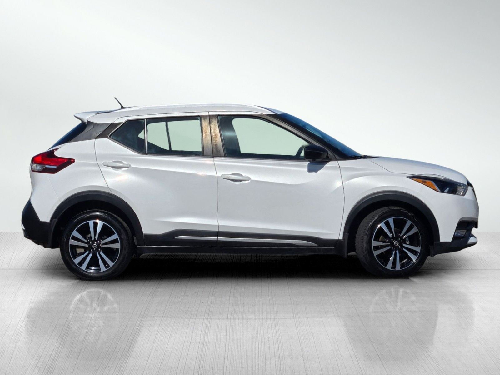 2019 Nissan Kicks SR photo 2