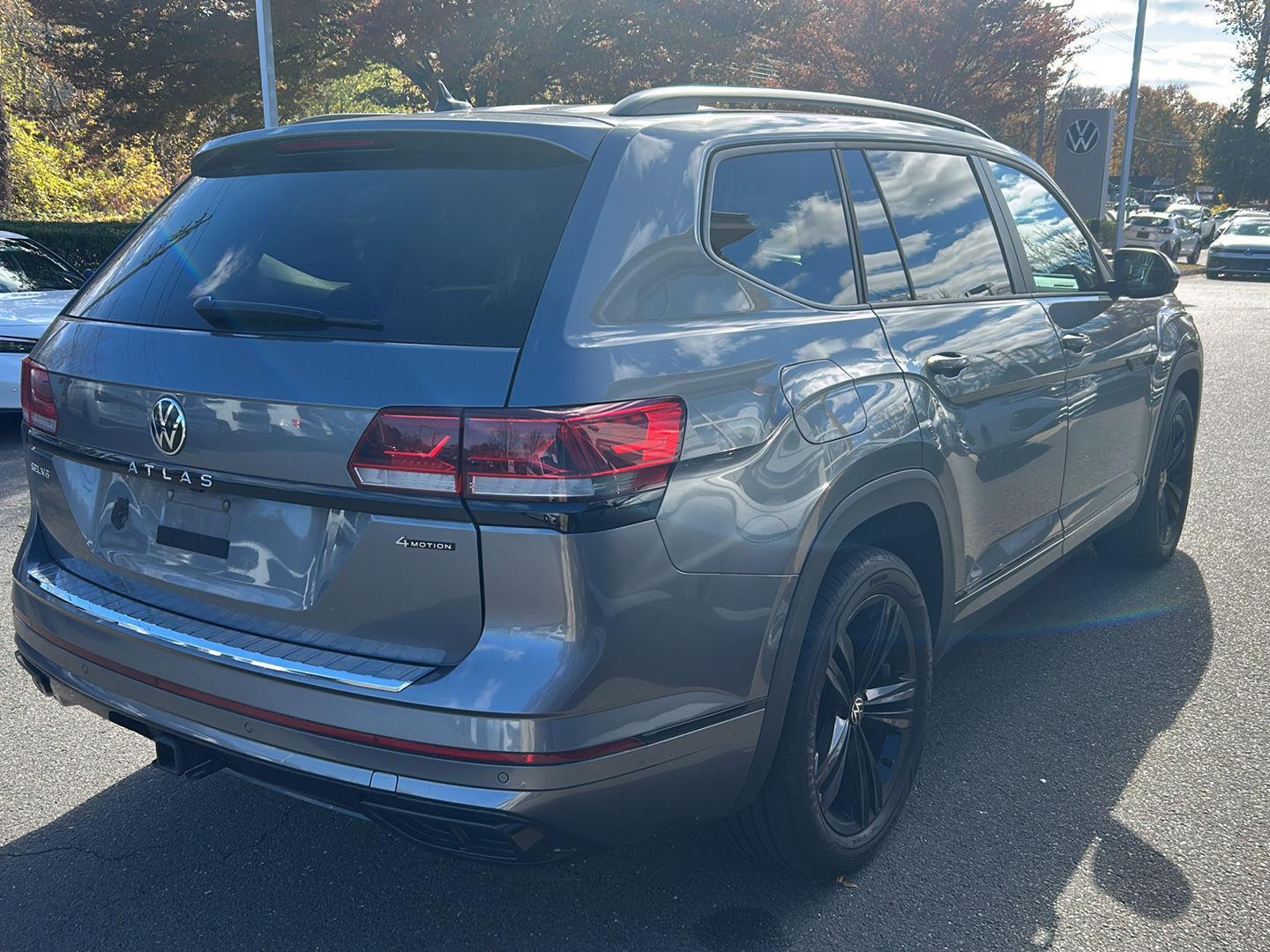 2023 Volkswagen Atlas SEL R-Line photo 2