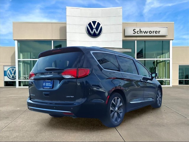 2017 Chrysler Pacifica Limited photo 3