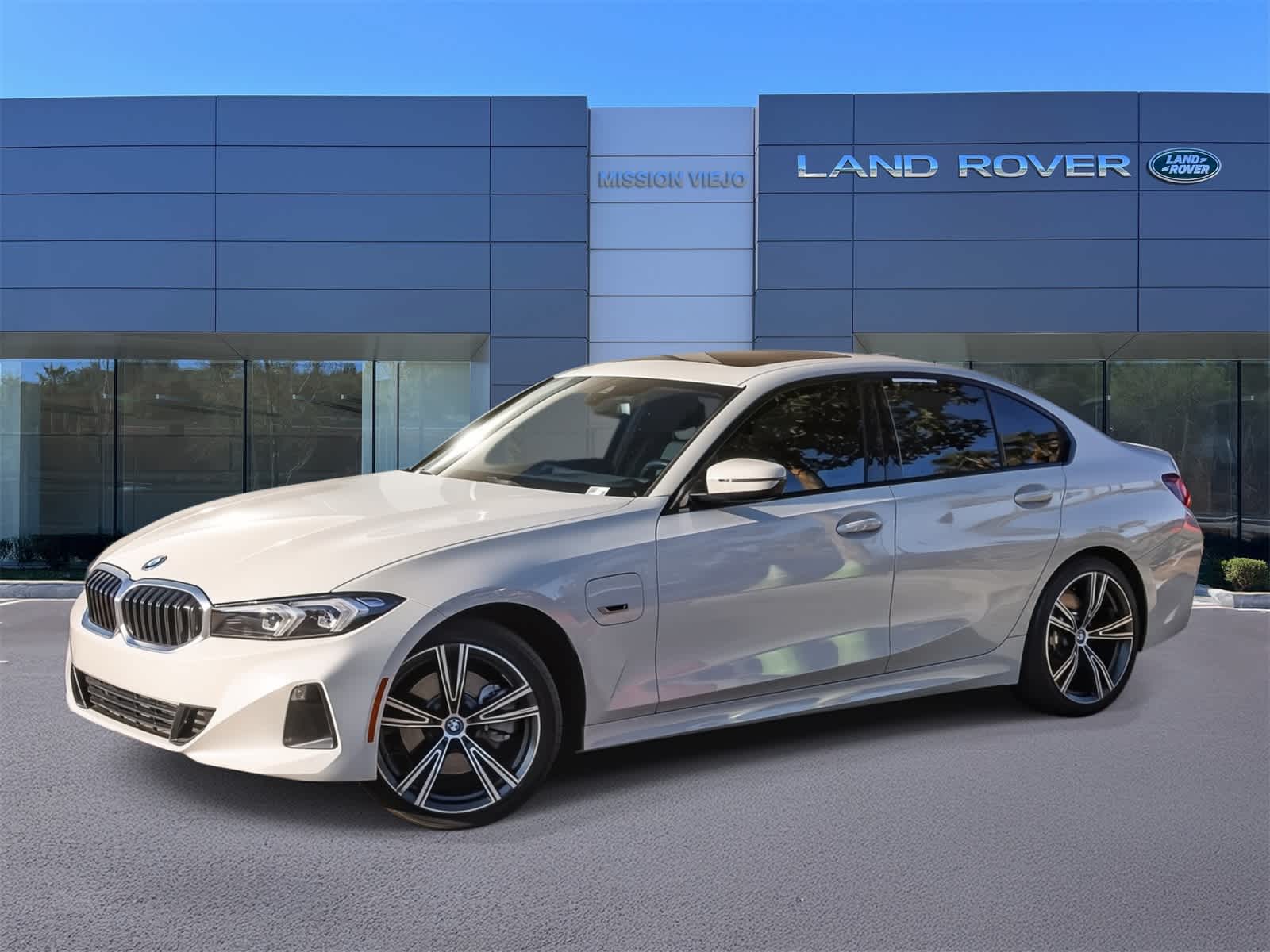 2023 BMW 3 Series 330e's photo