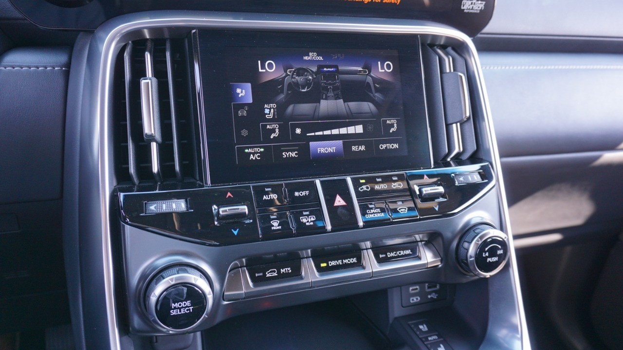 2022 Lexus LX 600 Luxury photo 16