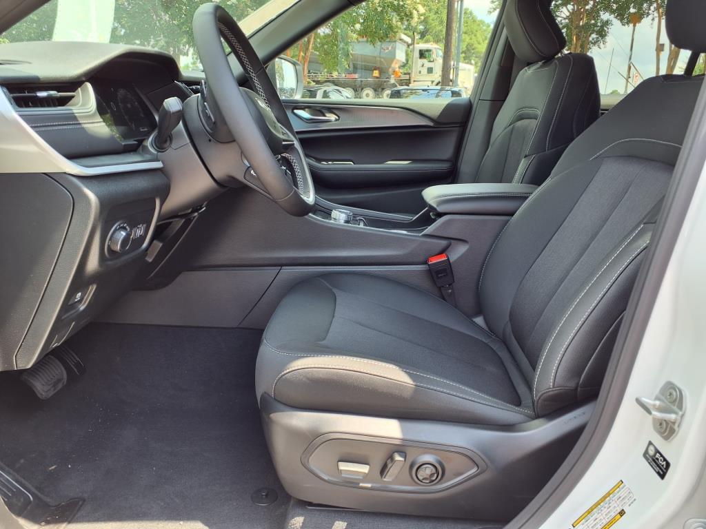 2025 Jeep Grand Cherokee Laredo X photo 3