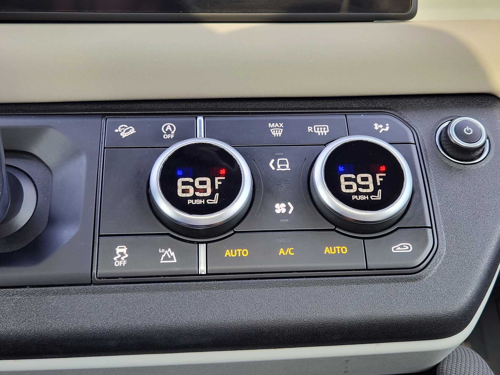 2022 Land Rover Defender X-Dynamic S photo 25