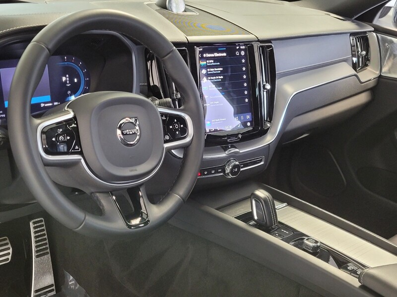 2022 Volvo XC60 B5 R-Design photo 9