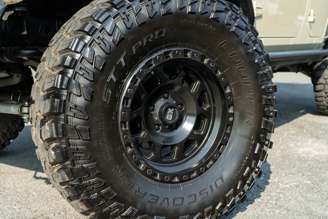 2017 Jeep Wrangler Unlimited Rubicon photo 2