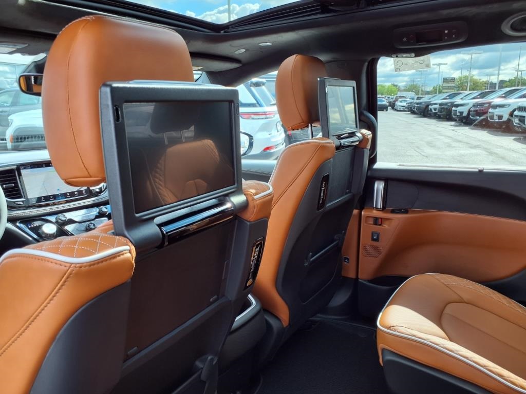 2026 Chrysler Pacifica Pinnacle photo 16