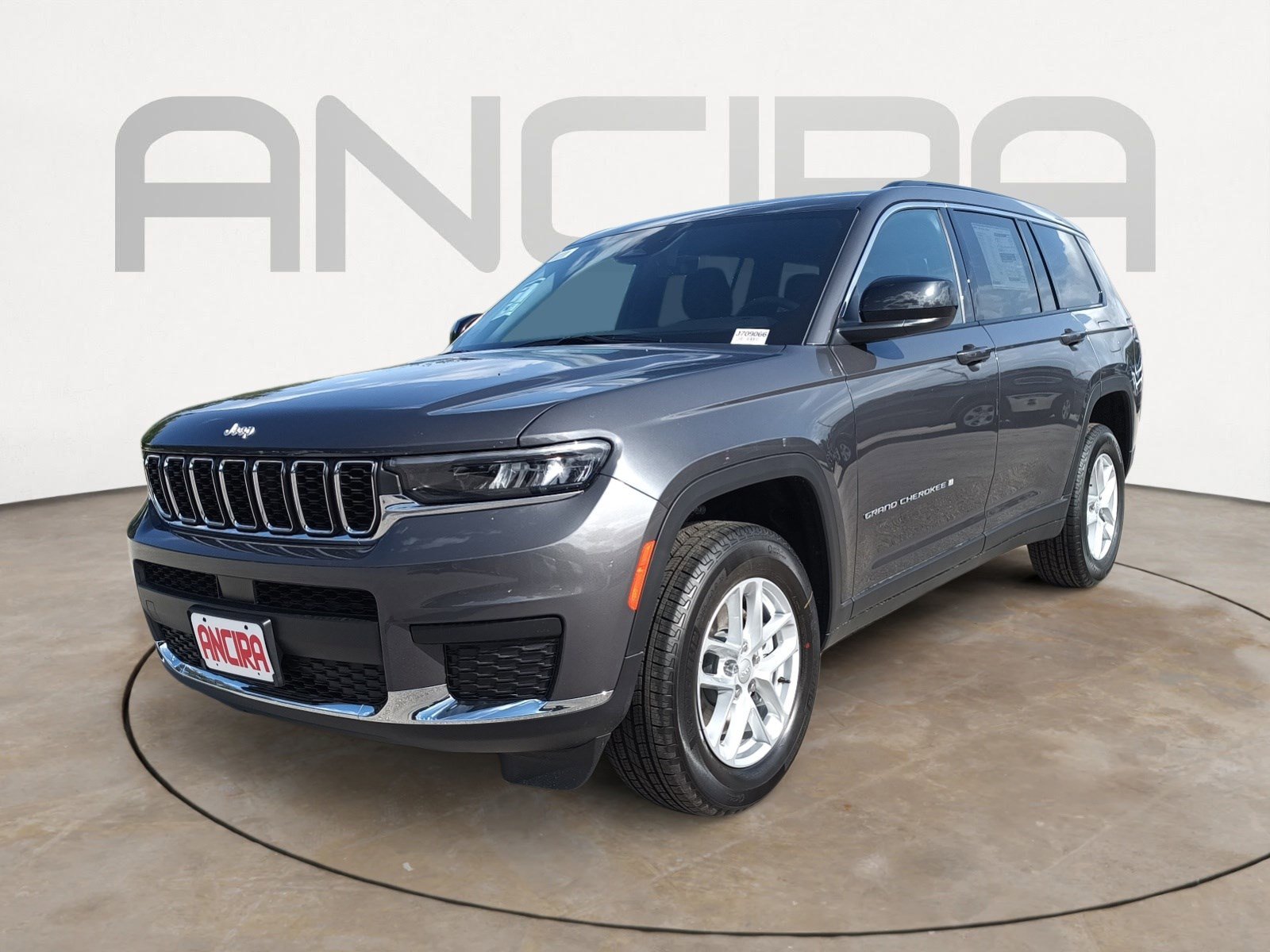 2025 Jeep Grand Cherokee Laredo photo 3