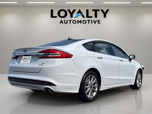 2017 Ford Fusion SE photo 5