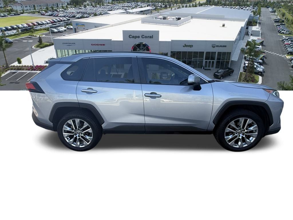 2021 Toyota RAV4 XLE Premium photo 3