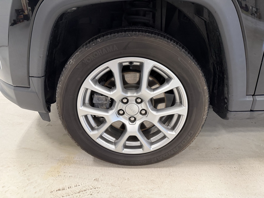 2023 Jeep Compass Latitude Lux photo 3