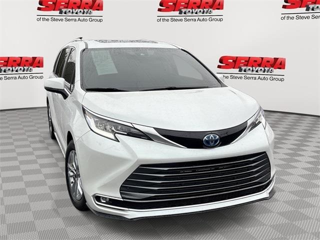 2024 Toyota Sienna Limited's photo